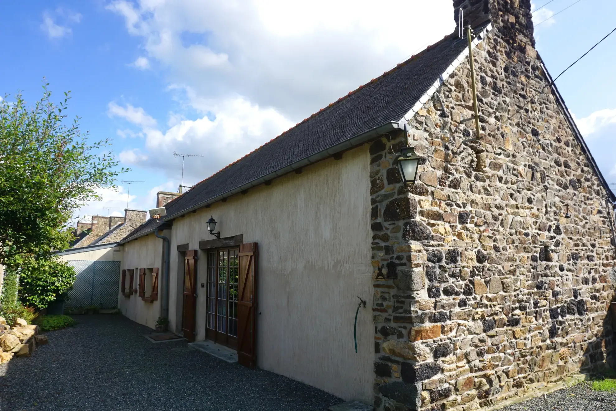 Longère en pierre d'environ 77 m² à Lanvollon avec potentiel de rénovation 