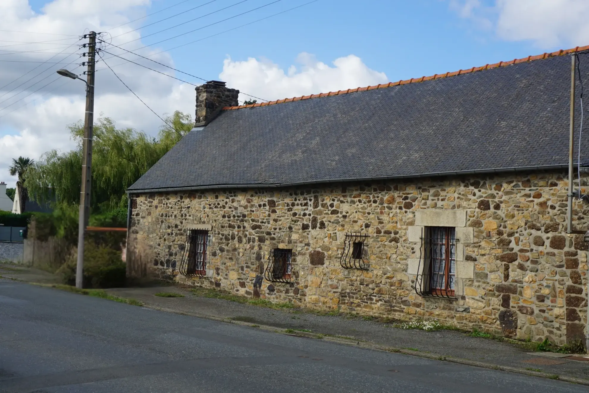 Longère en pierre d'environ 77 m² à Lanvollon avec potentiel de rénovation 