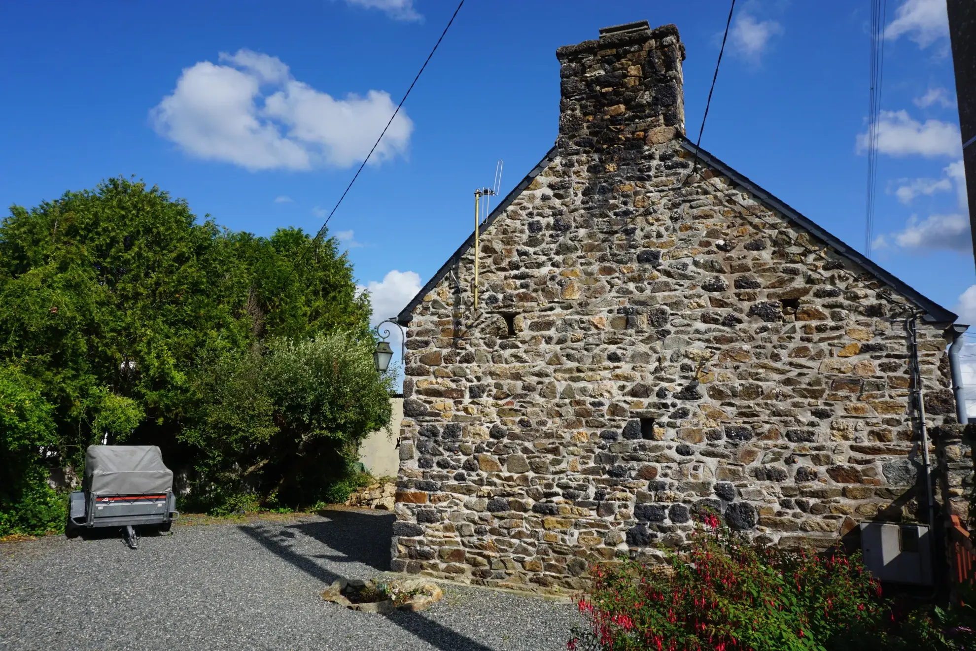 Longère en pierre d'environ 77 m² à Lanvollon avec potentiel de rénovation 