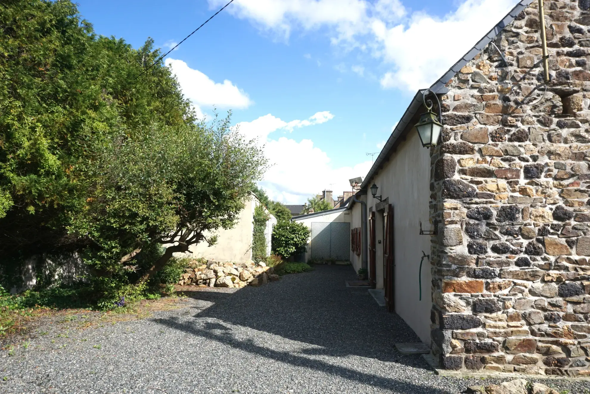 Longère en pierre d'environ 77 m² à Lanvollon avec potentiel de rénovation 