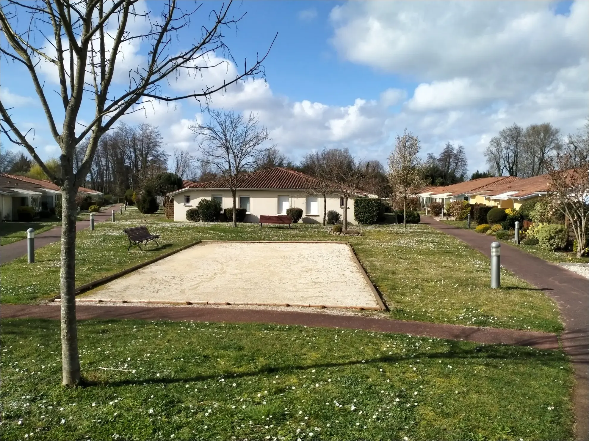 Maison T3 à Saujon : parfait pour senior ou investisseur avec garage et piscine 