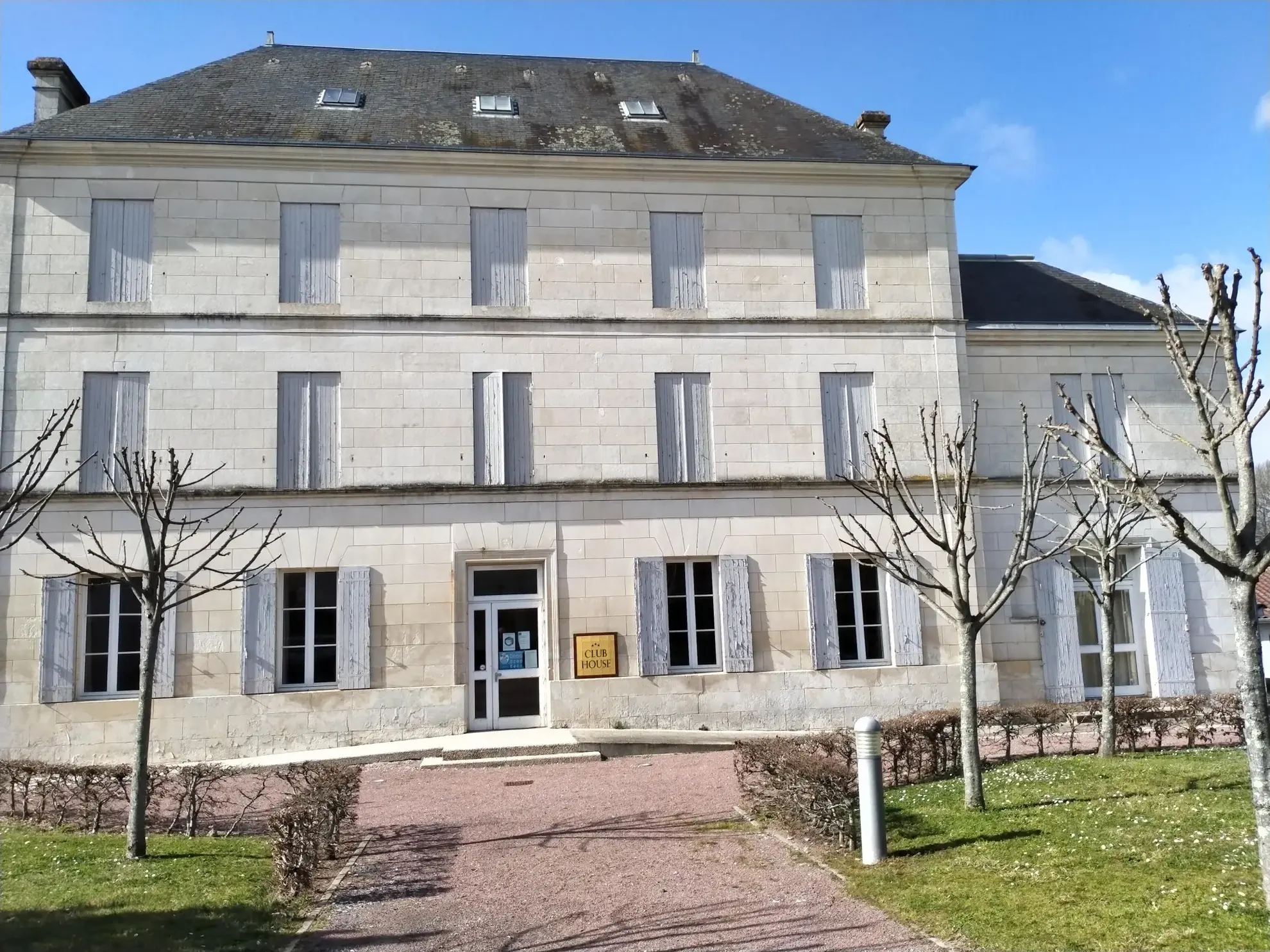 Maison T3 à Saujon : parfait pour senior ou investisseur avec garage et piscine 