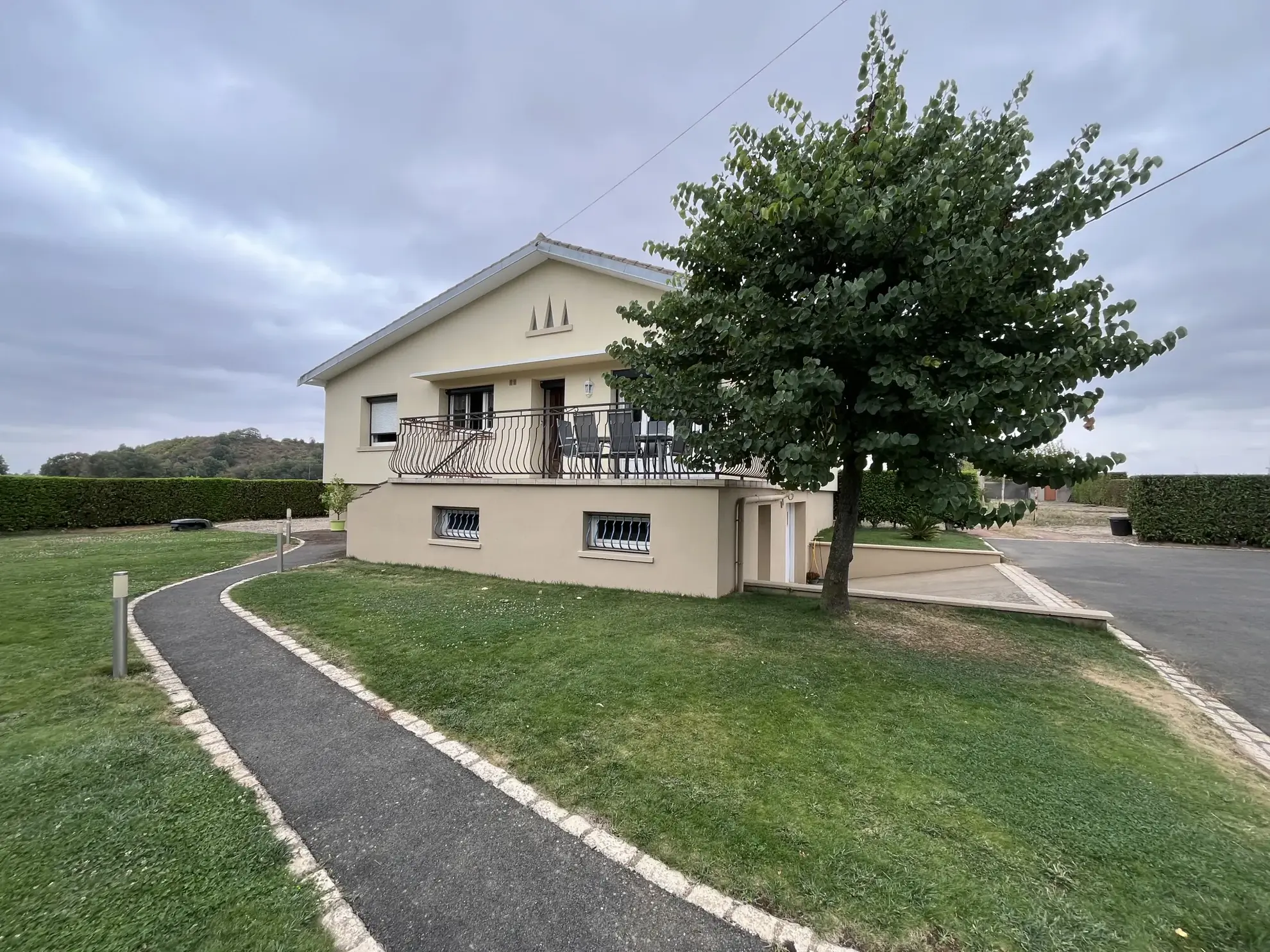 Maison de type 4 avec isolation extérieure à Saint VARENT - Calme et confort sur 1977 m² 
