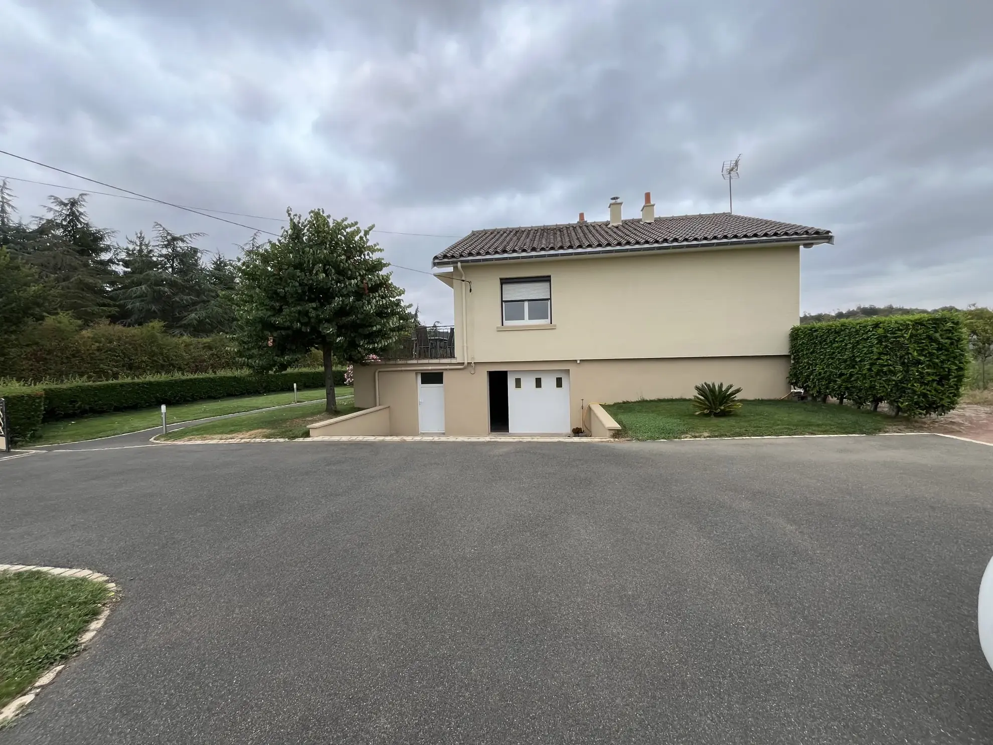 Maison de type 4 avec isolation extérieure à Saint VARENT - Calme et confort sur 1977 m² 