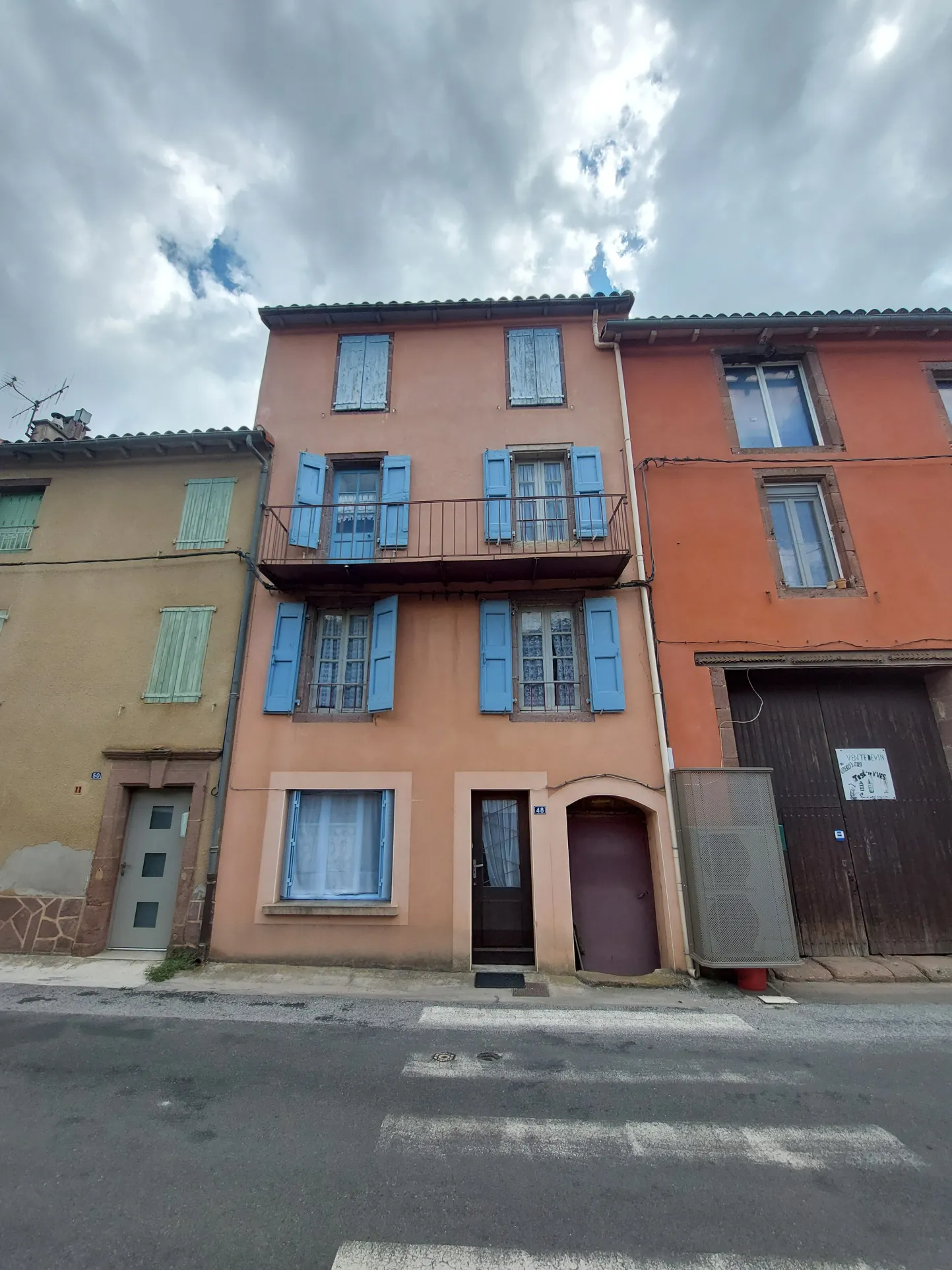 Maison de village à rénover de 72,20 m² à Camarès avec caves et terrasse