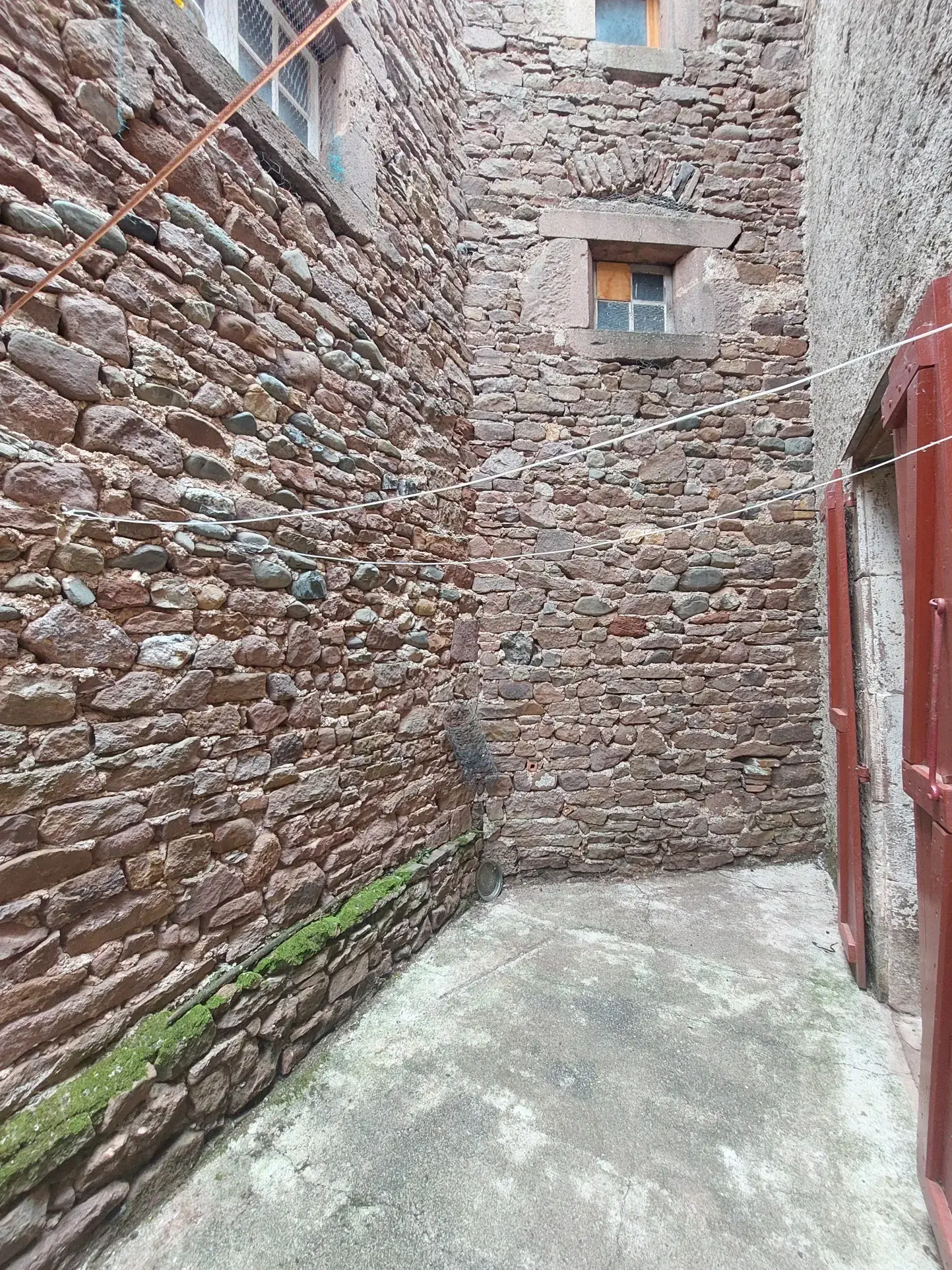 Maison de village à rénover de 72,20 m² à Camarès avec caves et terrasse 