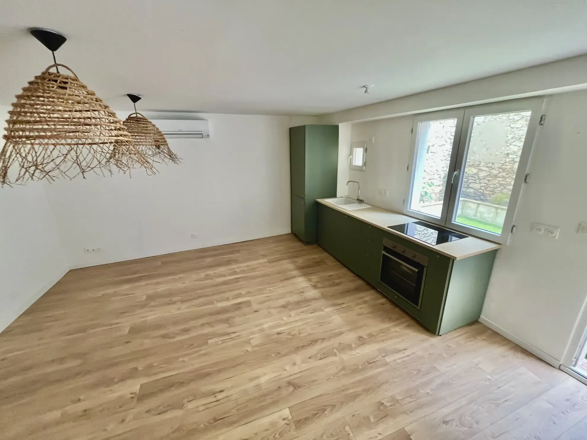 Appartement duplex rénové avec cour à Nîmes, secteur Carnot 