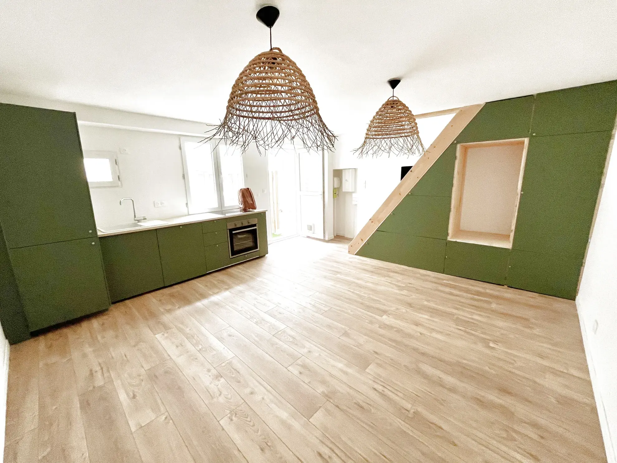 Appartement duplex rénové avec cour à Nîmes, secteur Carnot