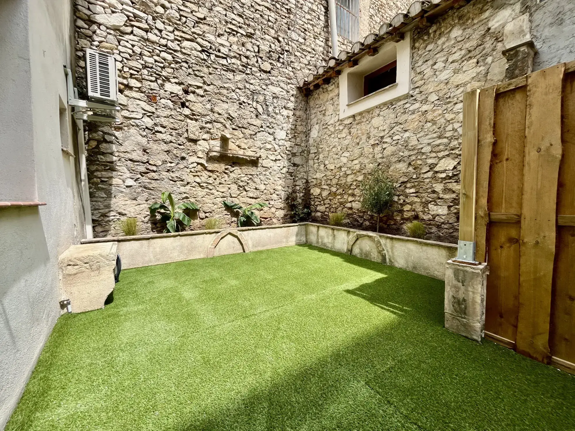 Appartement duplex rénové avec cour à Nîmes, secteur Carnot 