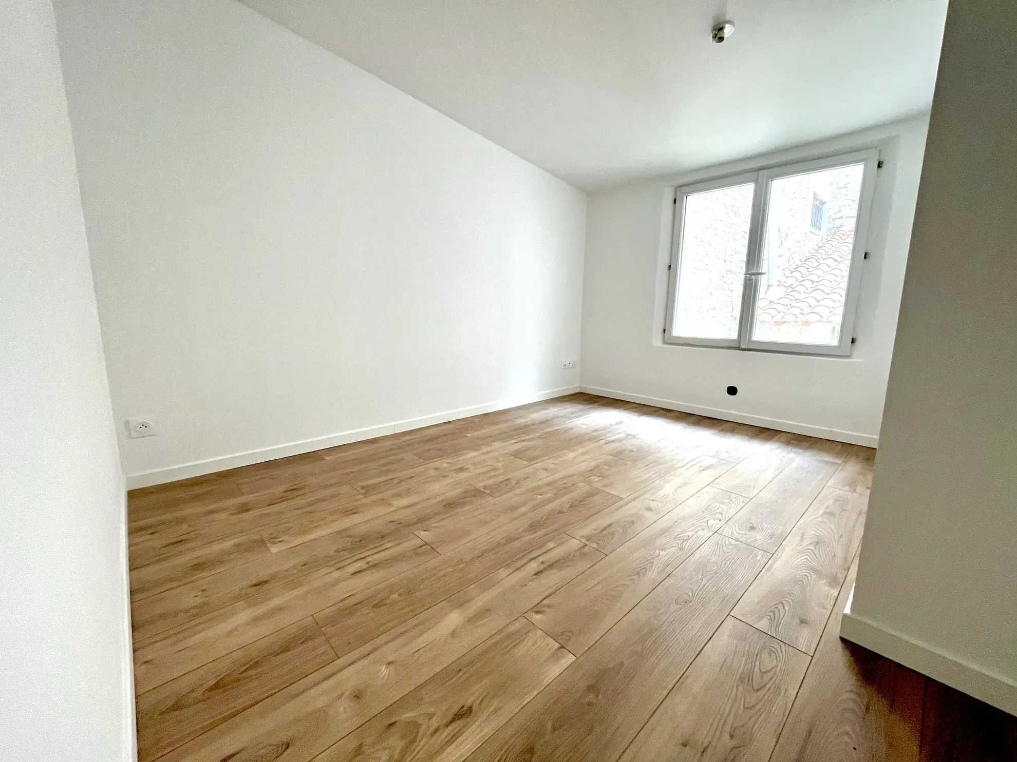 Appartement duplex rénové avec cour à Nîmes, secteur Carnot 