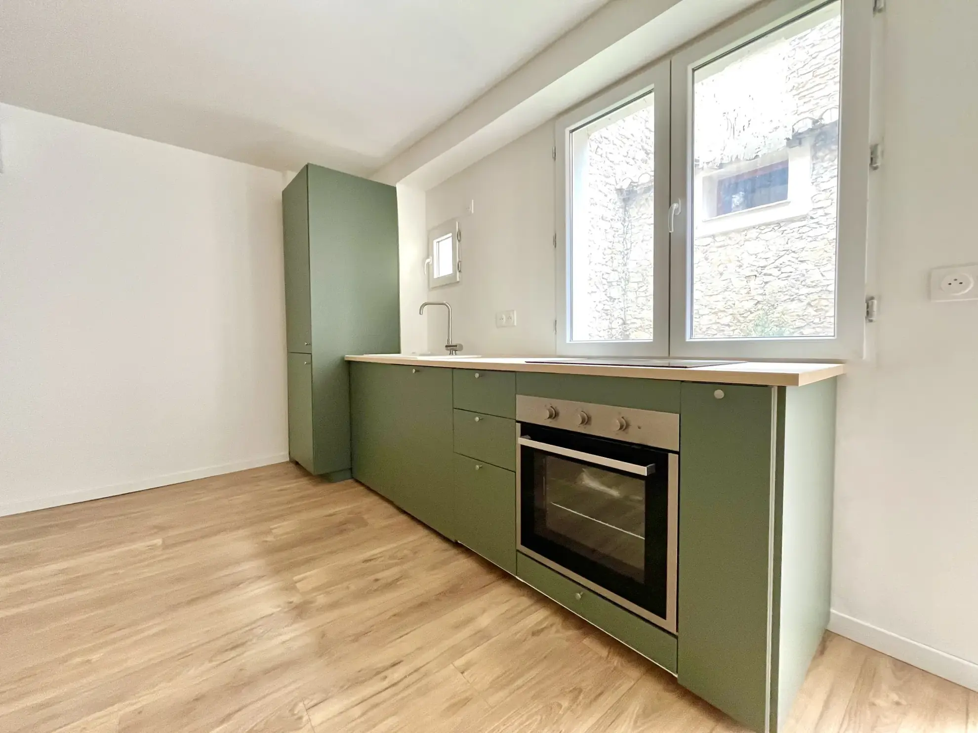 Appartement duplex rénové avec cour à Nîmes, secteur Carnot 