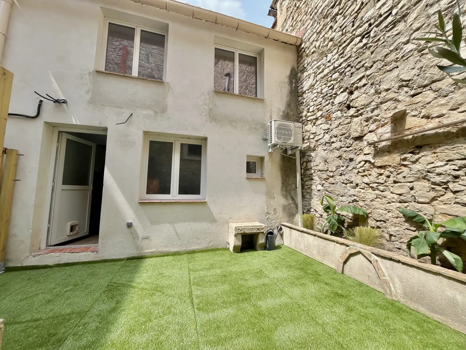 Appartement duplex rénové avec cour à Nîmes, secteur Carnot 