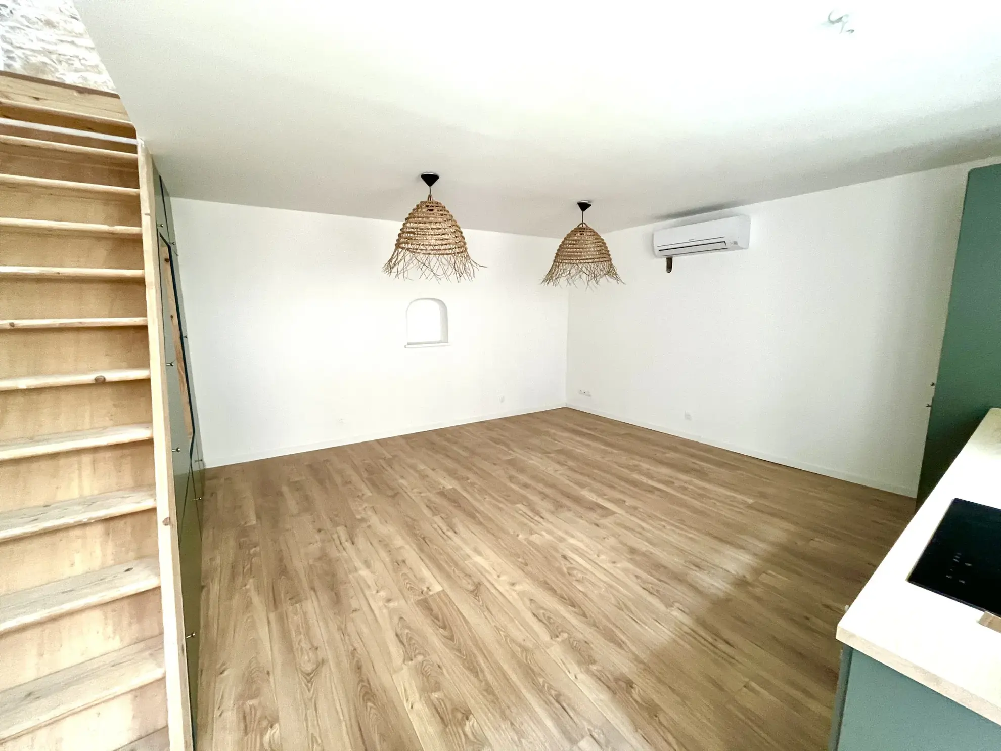 Appartement duplex rénové avec cour à Nîmes, secteur Carnot 
