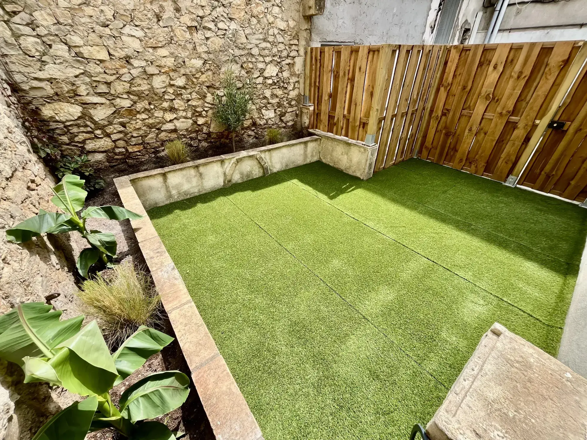 Appartement duplex rénové avec cour à Nîmes, secteur Carnot 