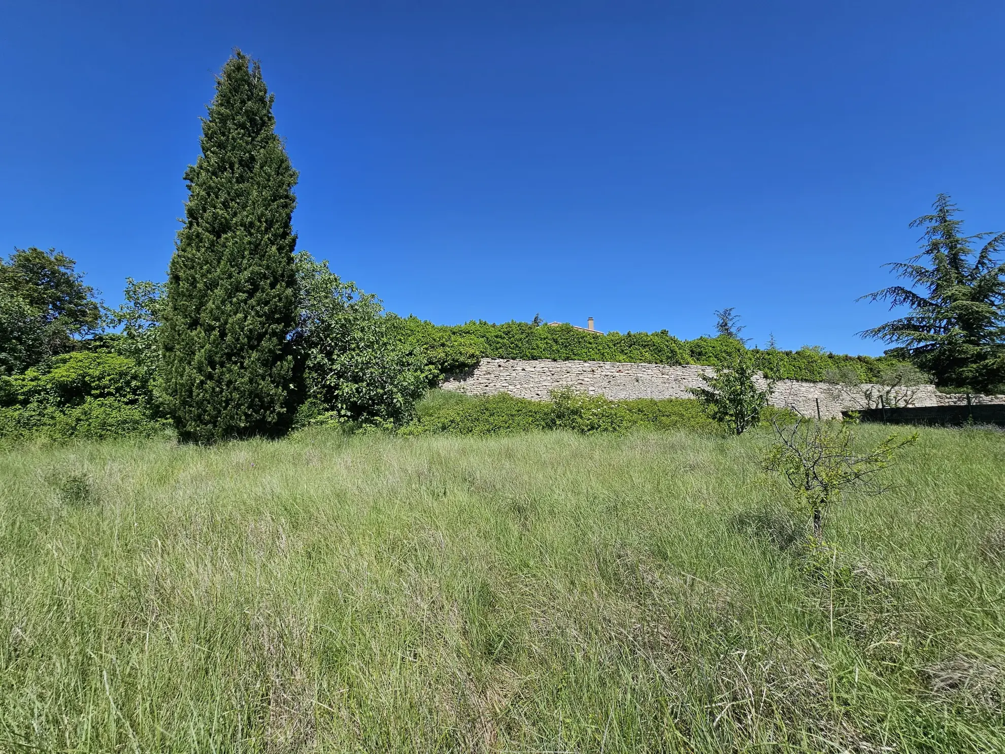 Terrain constructible de 660 m² avec magnifique vue sur le Luberon à Apt 