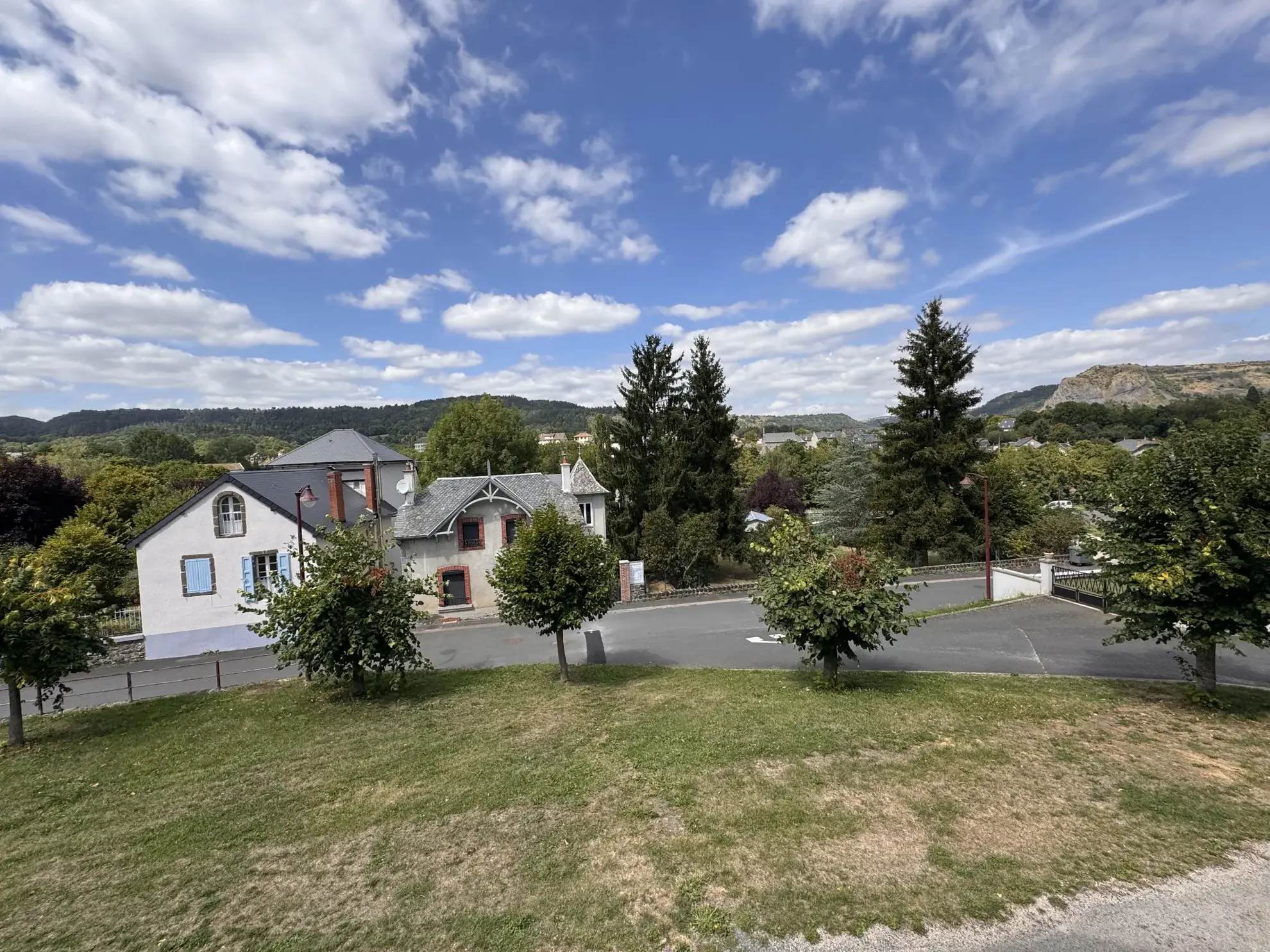 Petite maison à vendre à Neussargues Moissac avec jardin et parking - Opportunité rare 
