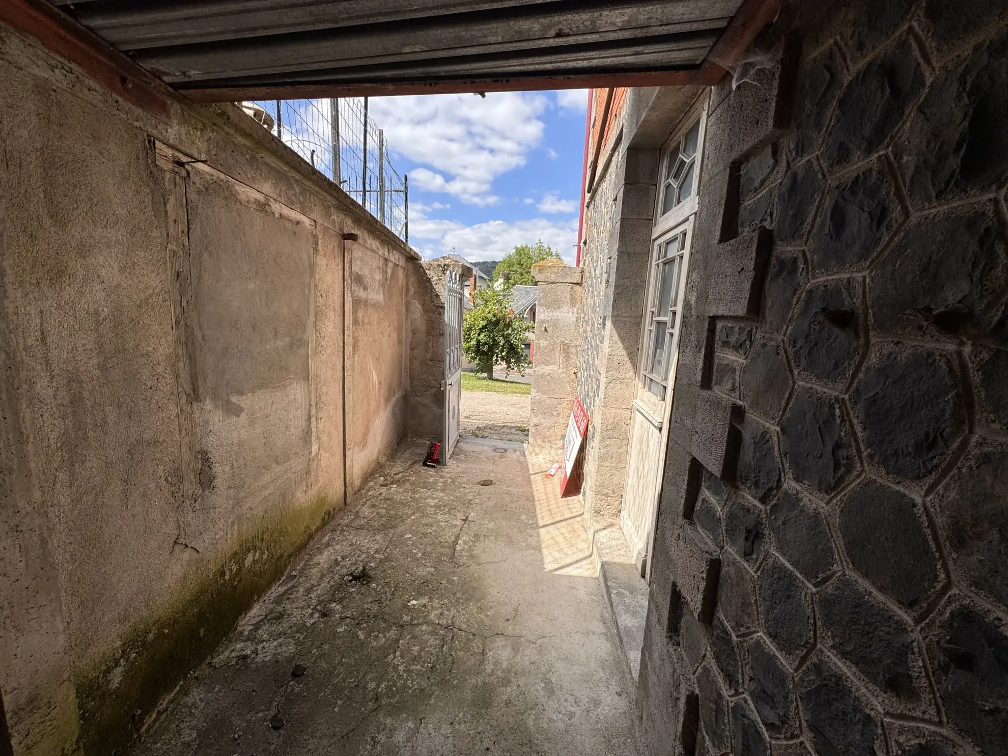 Petite maison à vendre à Neussargues Moissac avec jardin et parking - Opportunité rare 