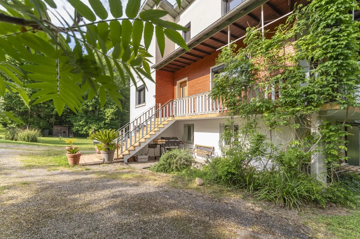 Maison T6 avec grands garages sur terrain de 3204m² près de Montauban 