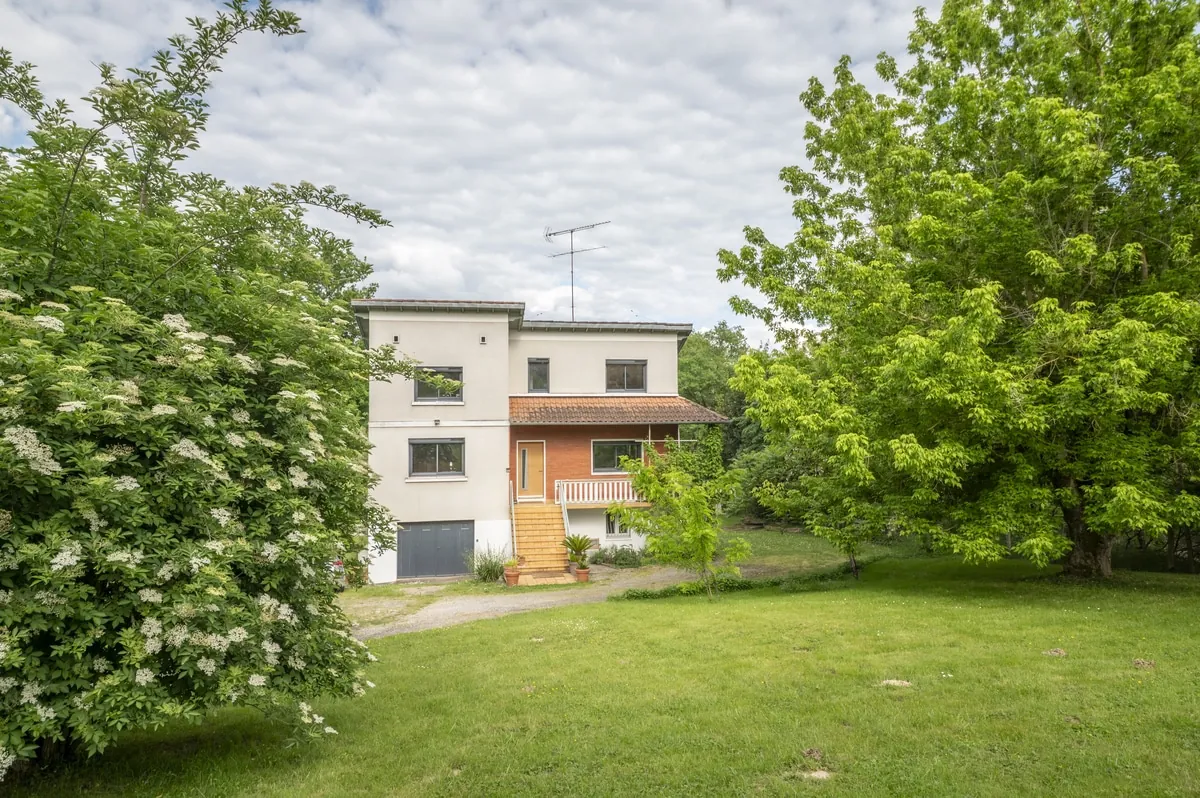 Maison T6 avec grands garages sur terrain de 3204m² près de Montauban 
