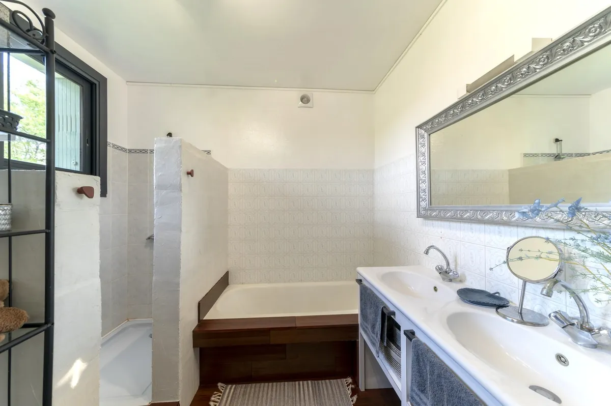 Maison T6 avec grands garages sur terrain de 3204m² près de Montauban 