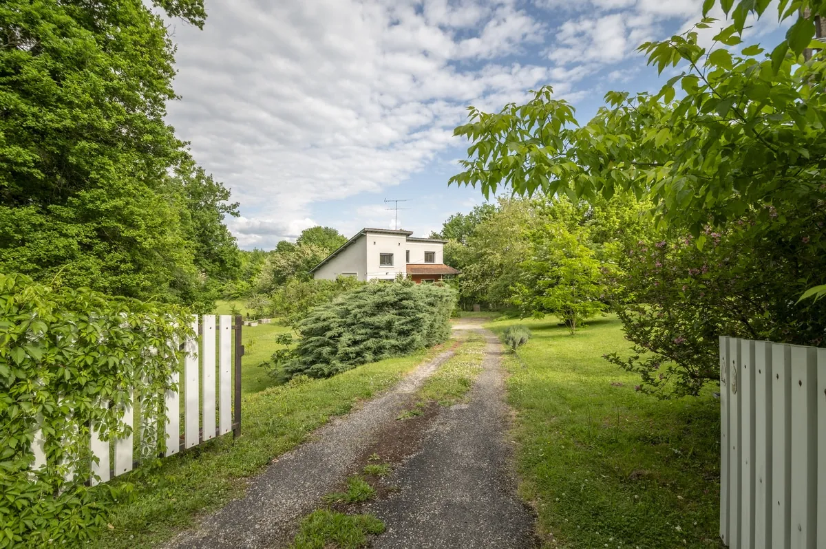 Maison T6 avec grands garages sur terrain de 3204m² près de Montauban