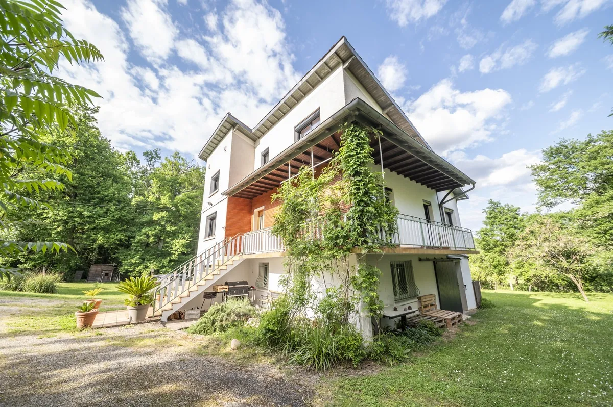 Maison T6 avec grands garages sur terrain de 3204m² près de Montauban 