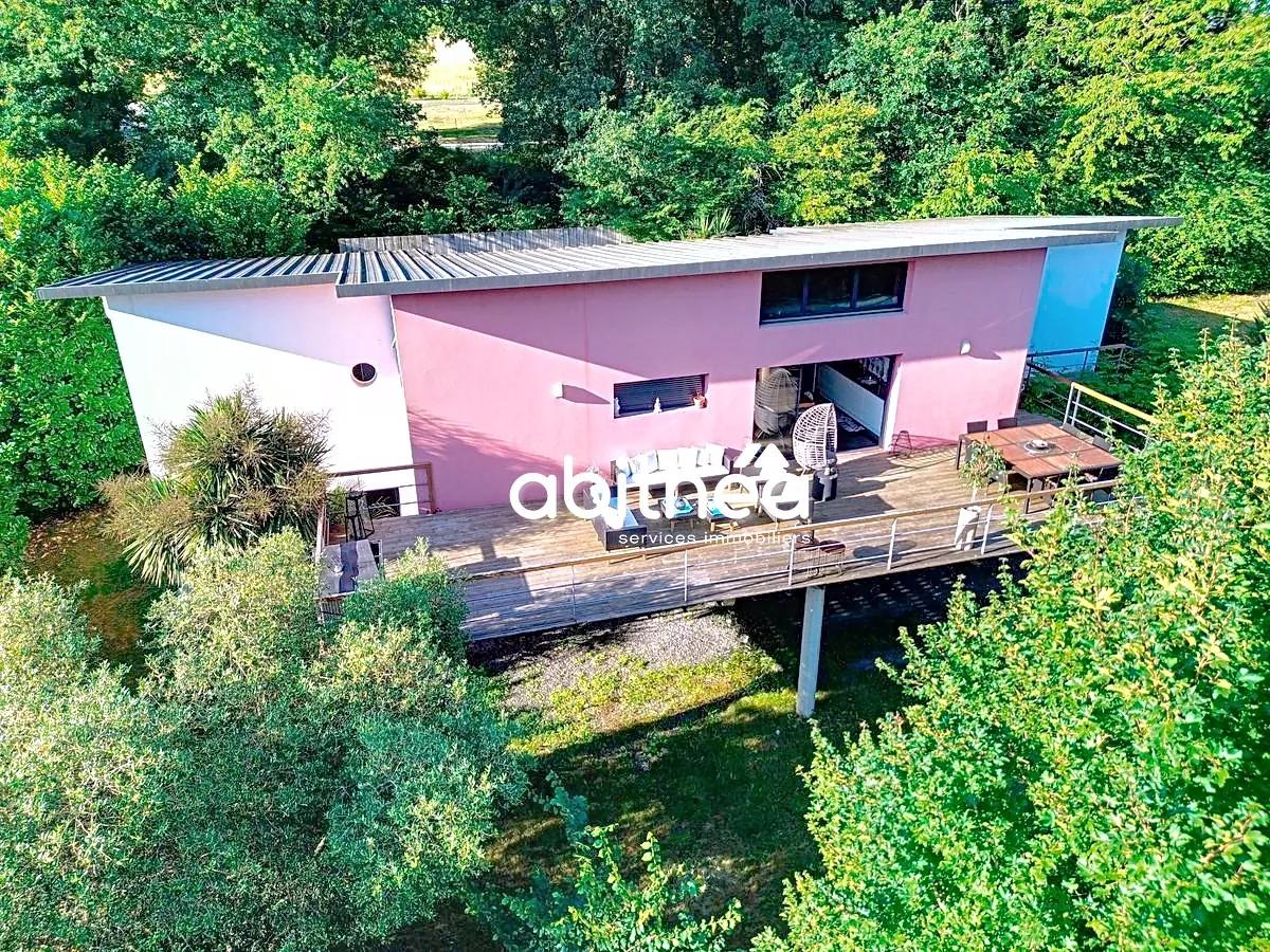 Maison d'architecte avec piscine à Bussac-sur-Charente - 142 m² 