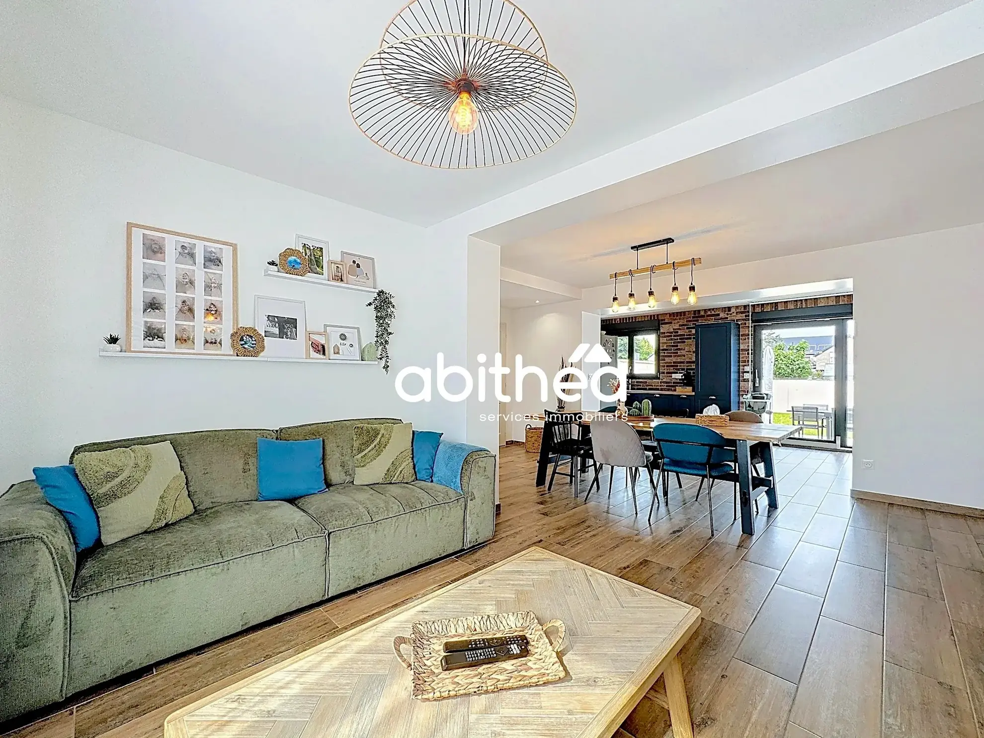 Maison rénovée de 95 m² à Neuville-Saint-Rémy avec jardin et garage 