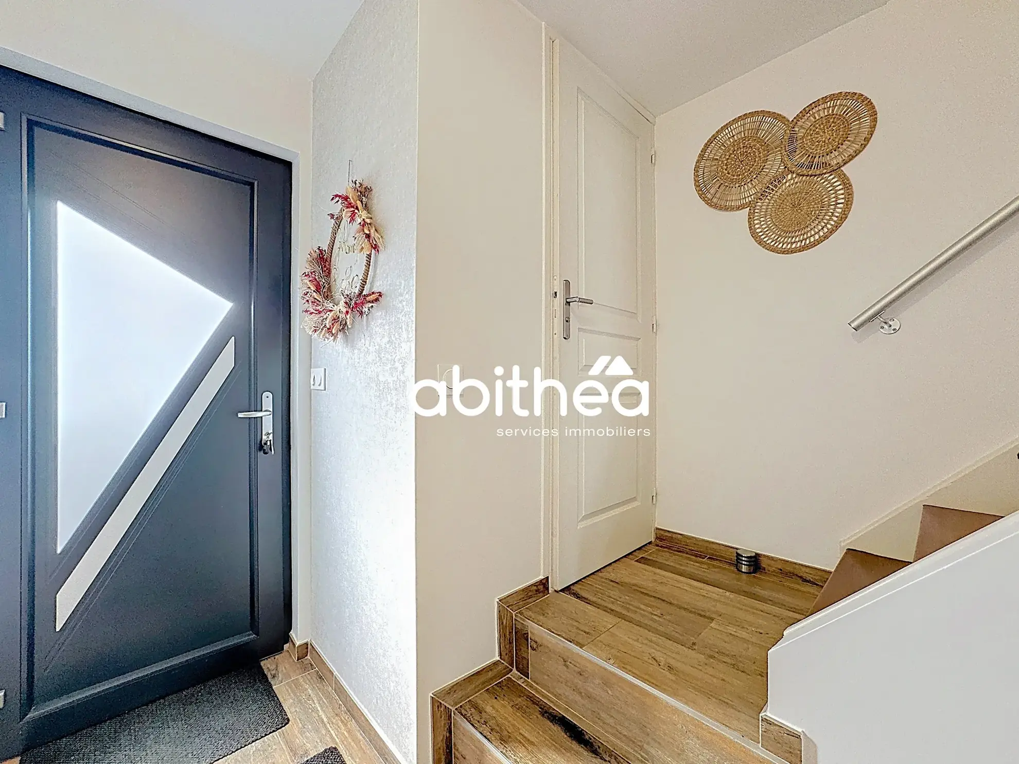 Maison rénovée de 95 m² à Neuville-Saint-Rémy avec jardin et garage 