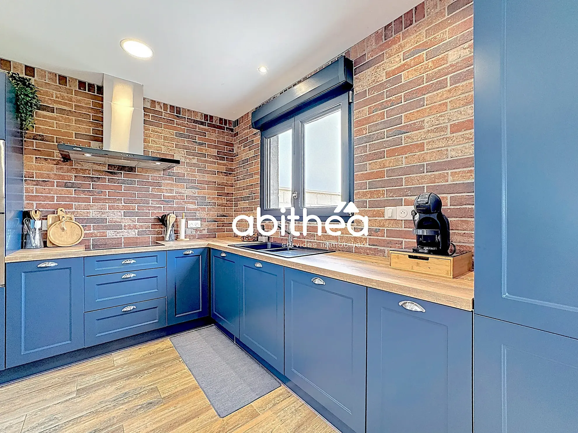 Maison rénovée de 95 m² à Neuville-Saint-Rémy avec jardin et garage 