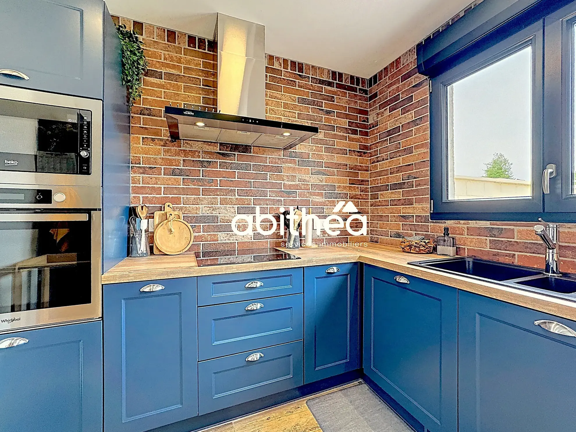 Maison rénovée de 95 m² à Neuville-Saint-Rémy avec jardin et garage 