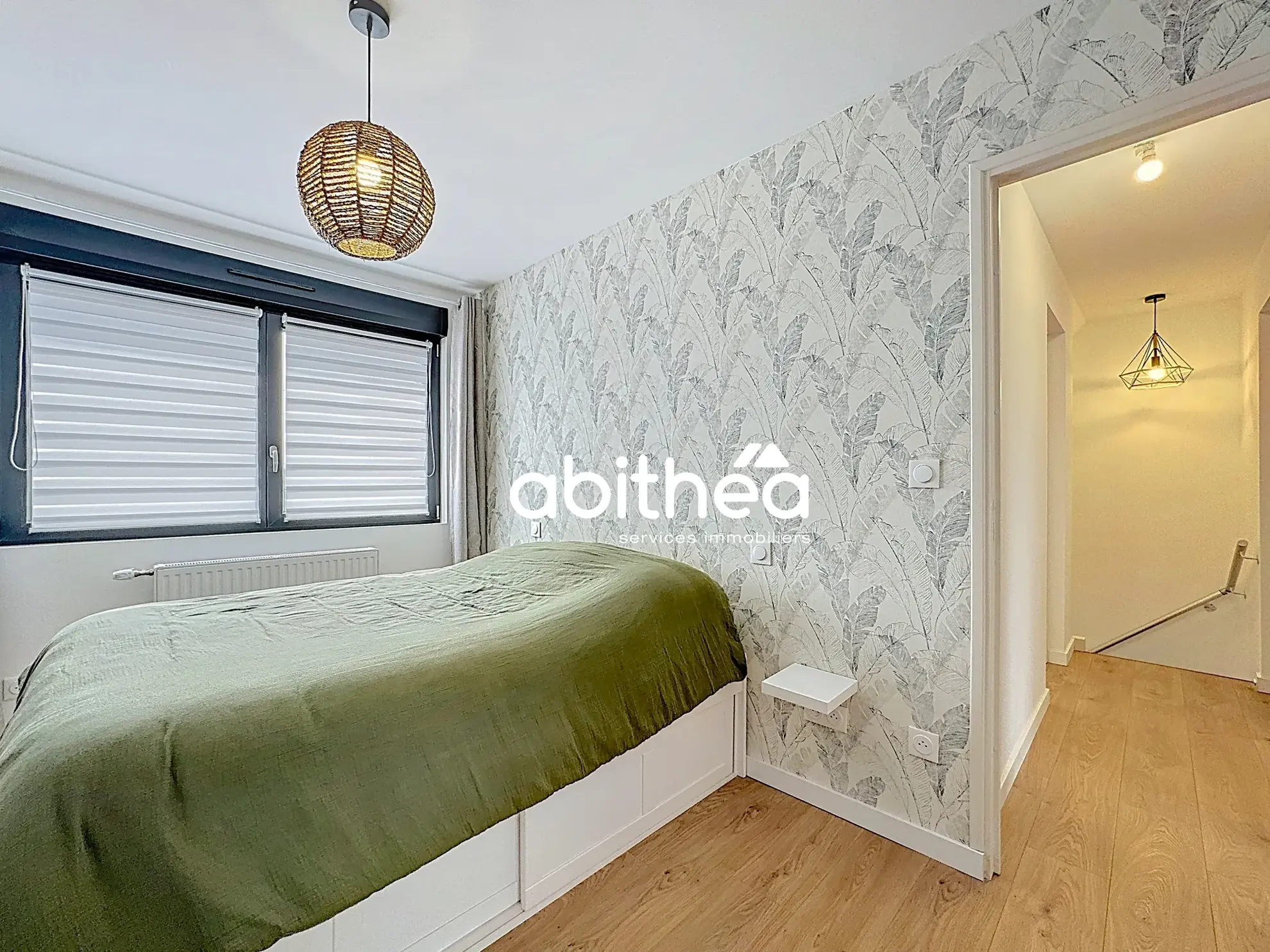 Maison rénovée de 95 m² à Neuville-Saint-Rémy avec jardin et garage 