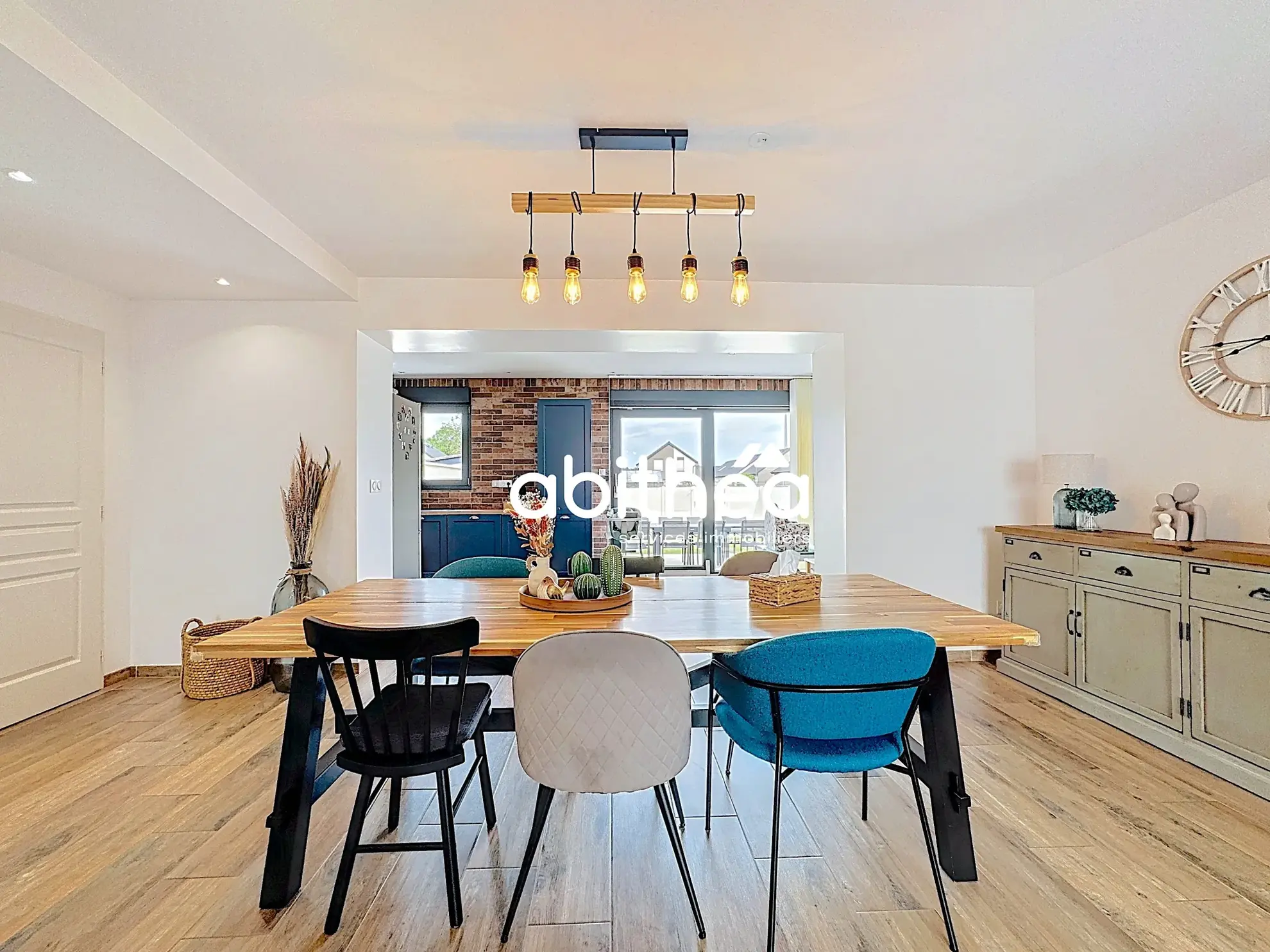 Maison rénovée de 95 m² à Neuville-Saint-Rémy avec jardin et garage 