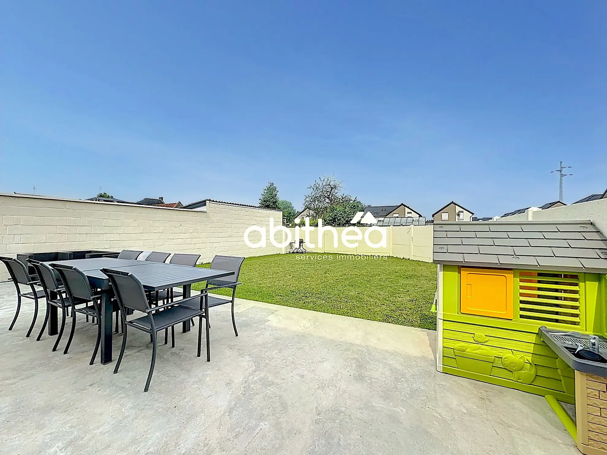 Maison rénovée de 95 m² à Neuville-Saint-Rémy avec jardin et garage 