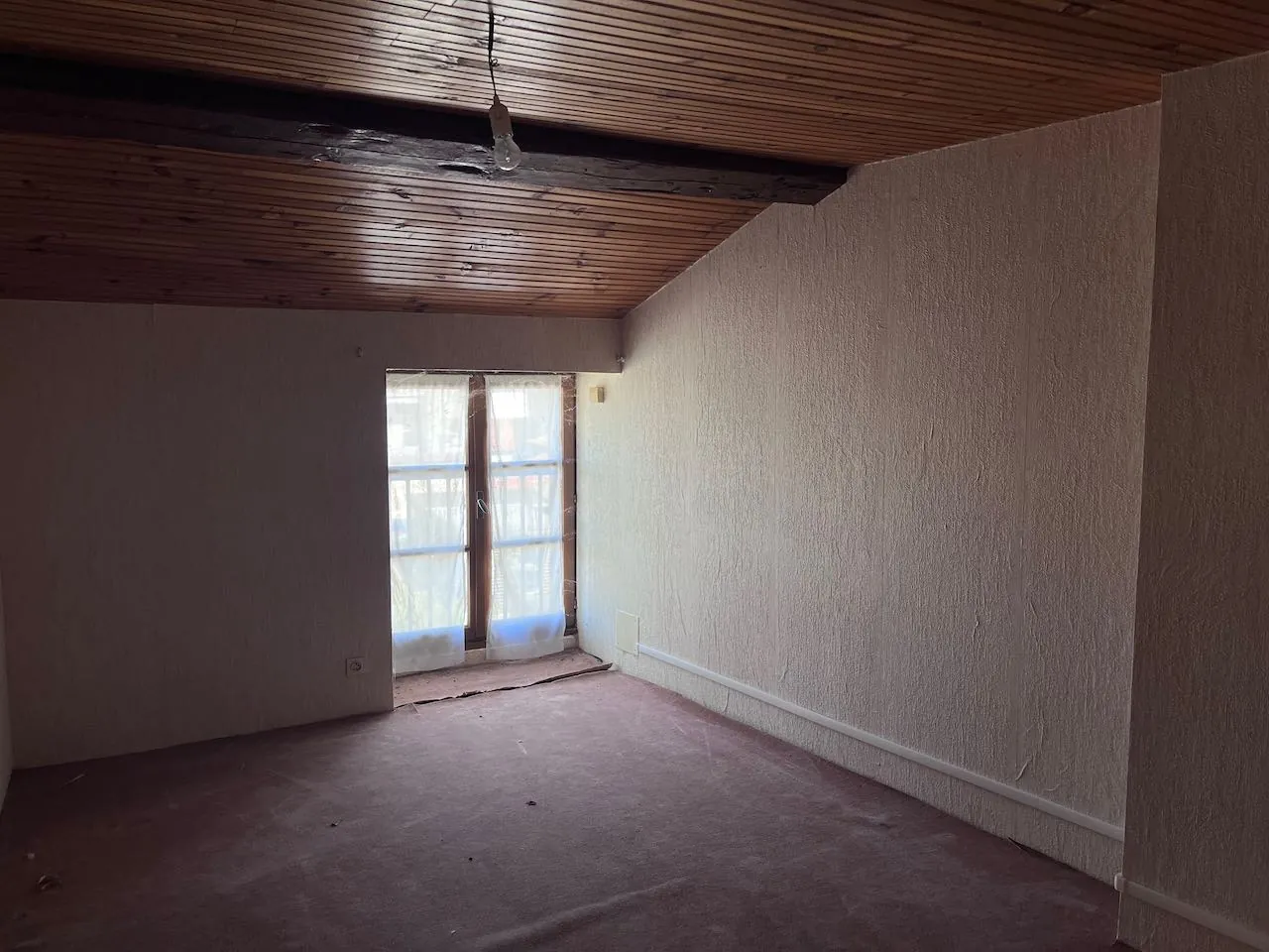 Charmante maison en pierre à Sainte Hermine, 110 m², 4 chambres, cour privée 