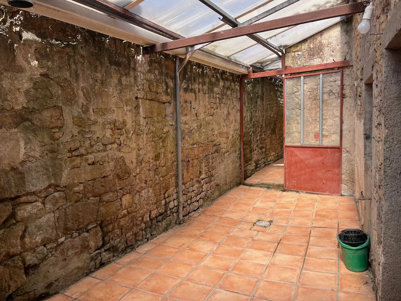 Charmante maison en pierre à Sainte Hermine, 110 m², 4 chambres, cour privée 