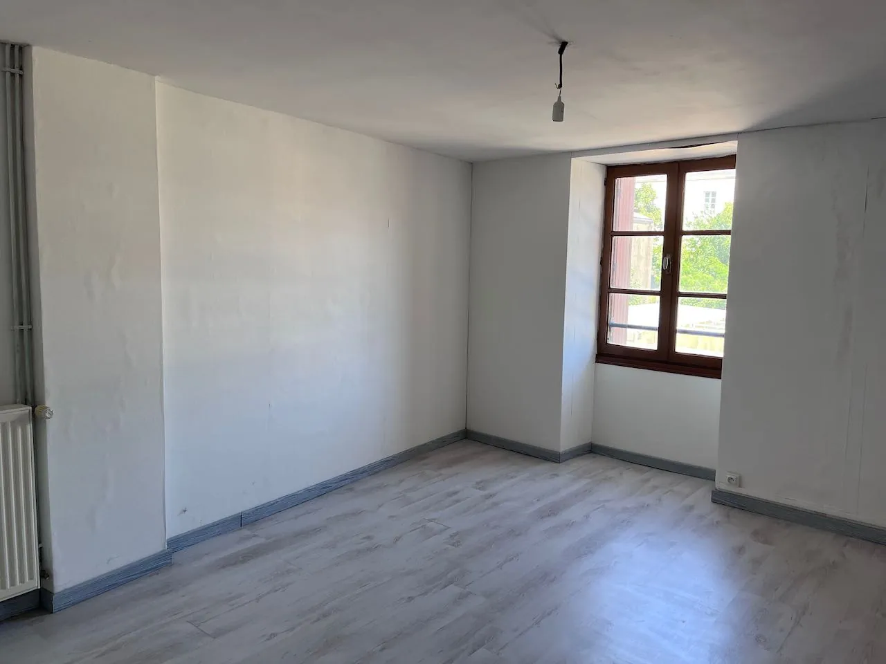 Charmante maison en pierre à Sainte Hermine, 110 m², 4 chambres, cour privée 