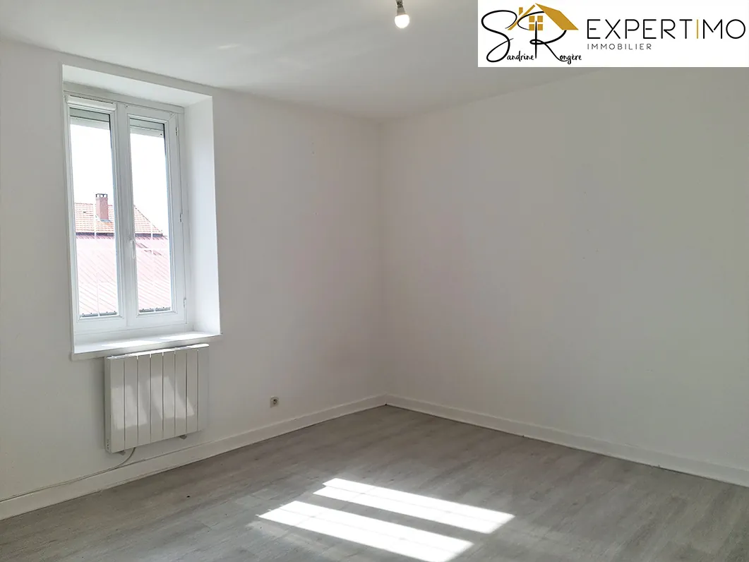 Maison avec 2 appartements, dépendances et grand terrain à Saint-Éloy-les-Mines 