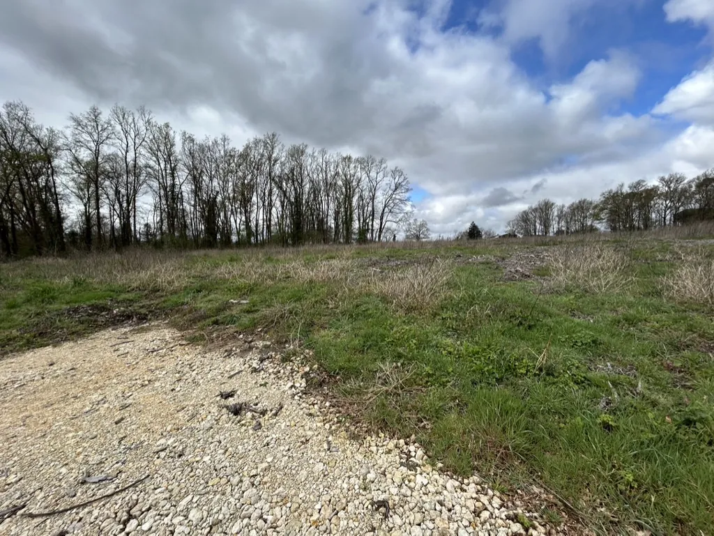 Terrain constructible de 1360 m² à Saint Martin Du Bois – Proche Libourne