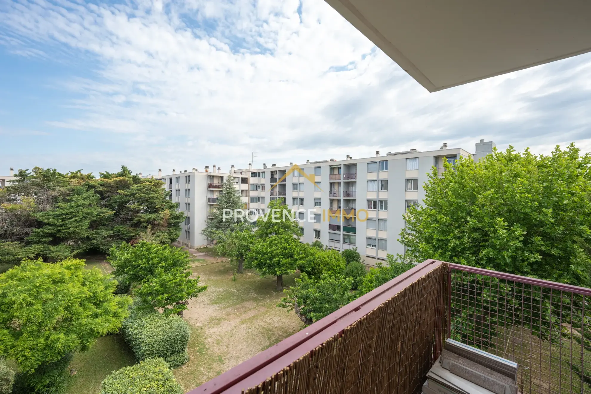 Appartement T3 à vendre à Marignane avec loggia, balcon, parking et cave 