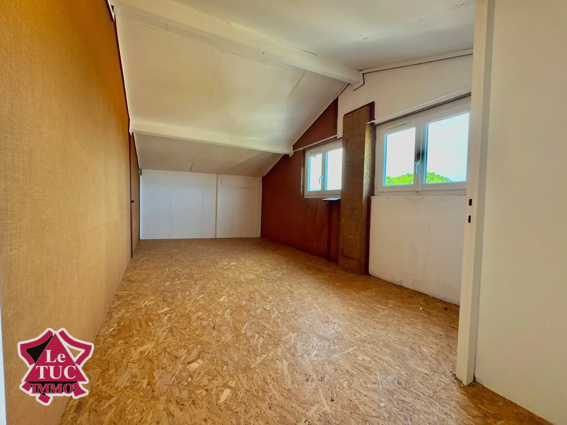 Maison en pierre dans un village médiéval de Pujols avec vue sur la vallée 