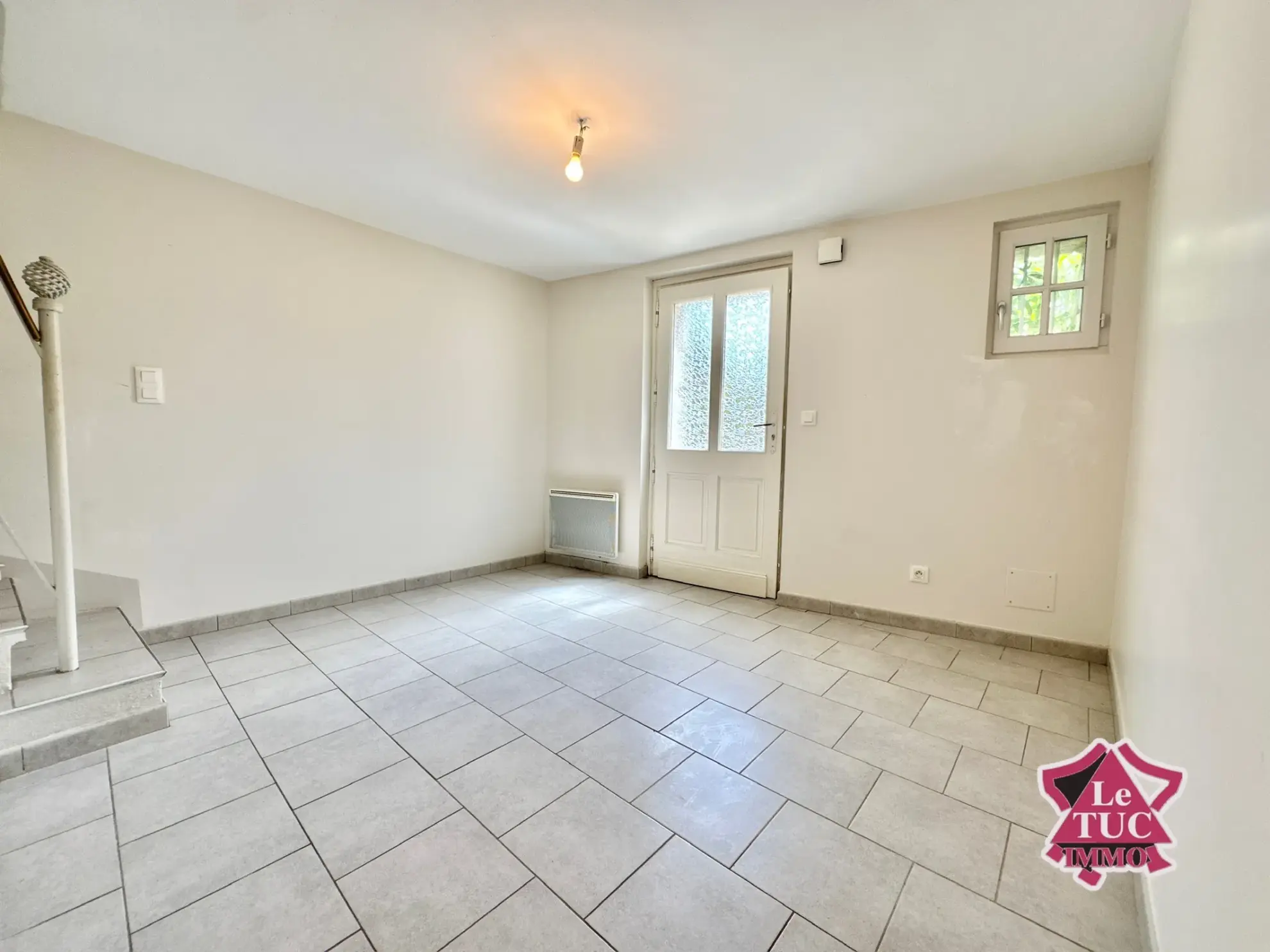 Maison en pierre dans un village médiéval de Pujols avec vue sur la vallée 