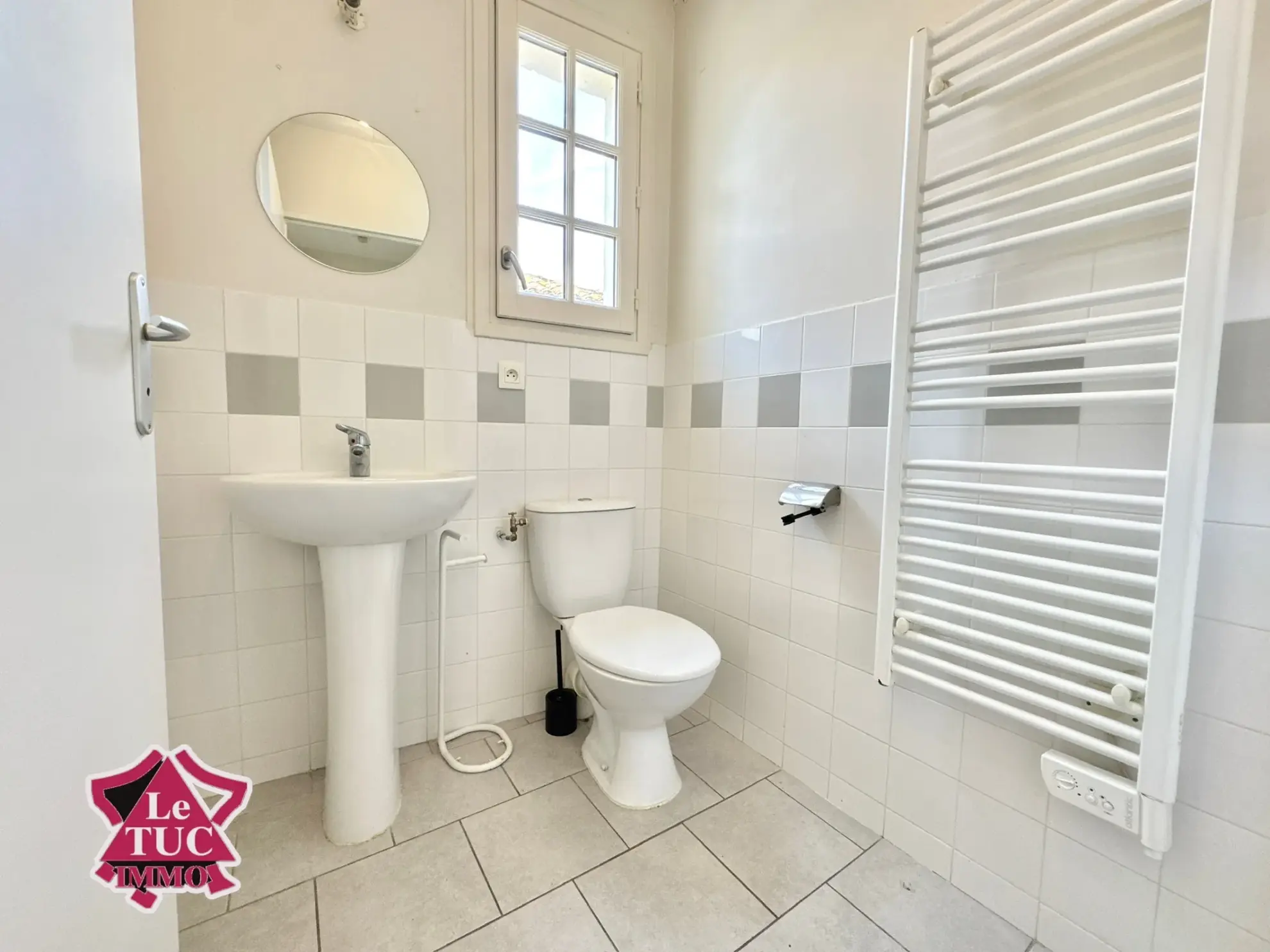 Maison en pierre dans un village médiéval de Pujols avec vue sur la vallée 