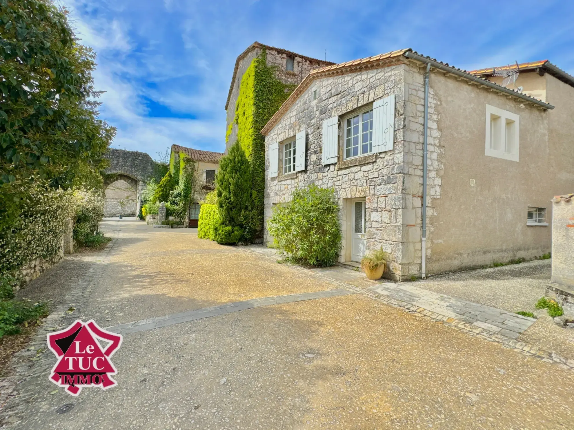 Maison en pierre dans un village médiéval de Pujols avec vue sur la vallée
