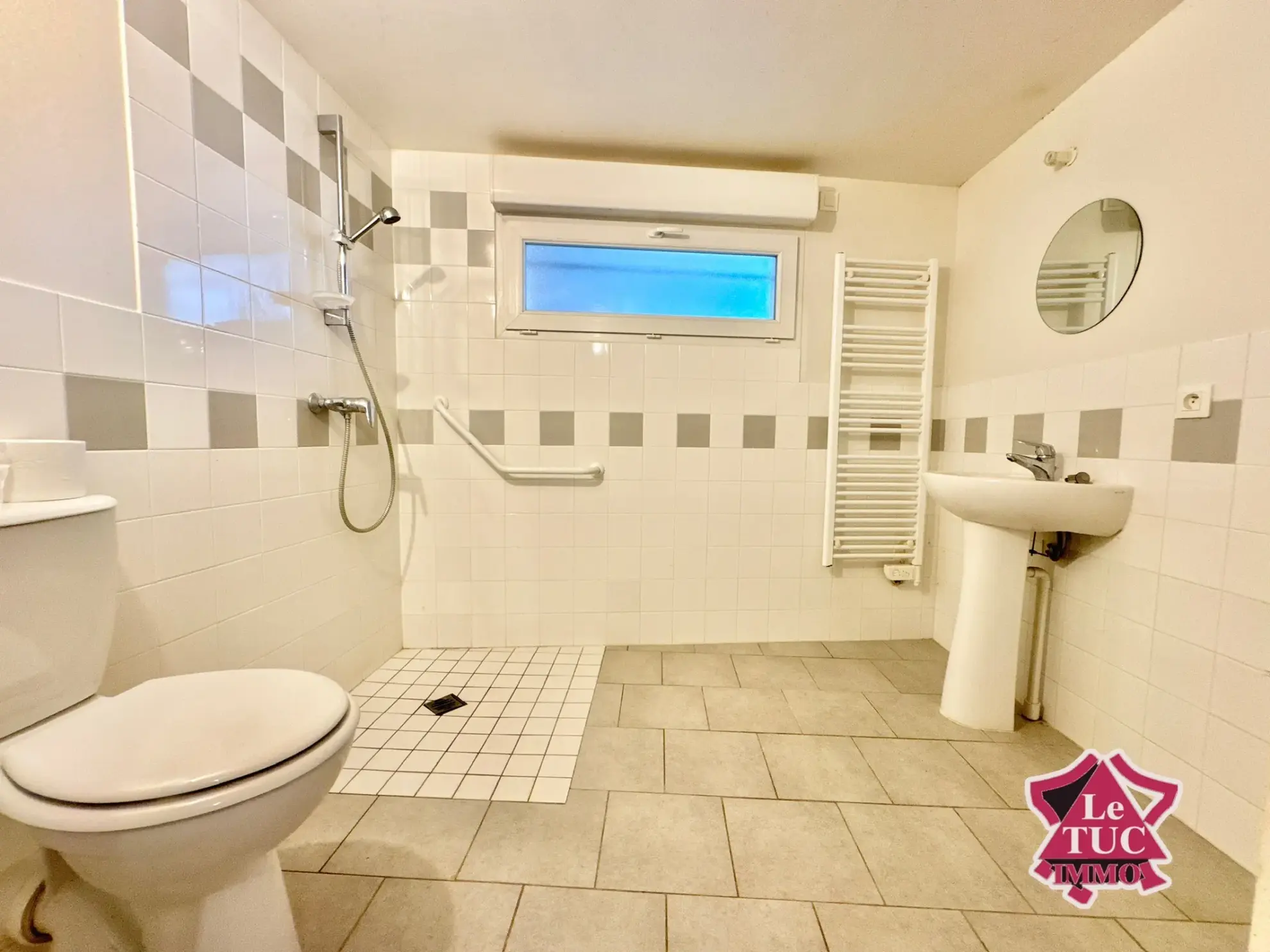 Maison en pierre dans un village médiéval de Pujols avec vue sur la vallée 