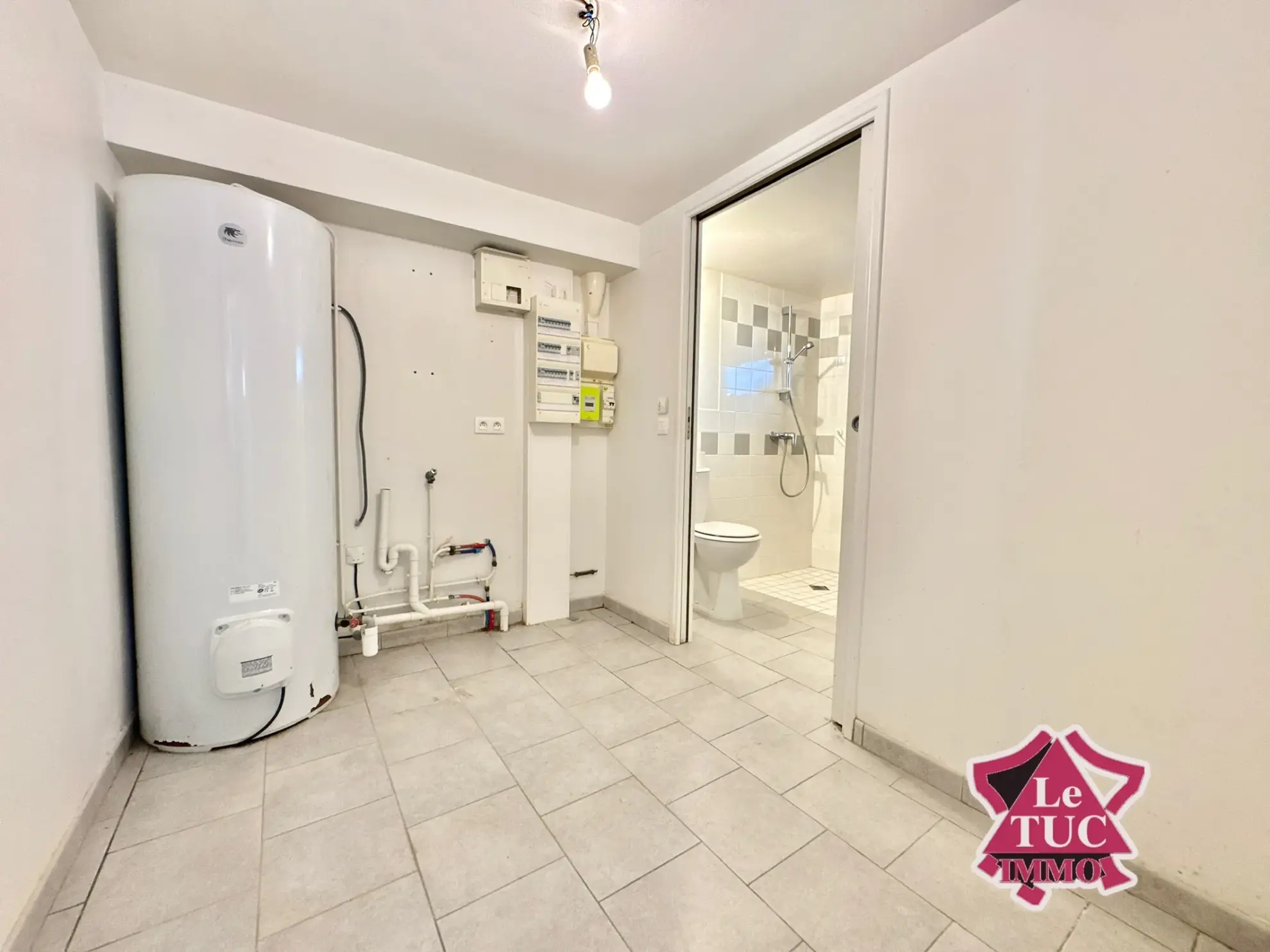 Maison en pierre dans un village médiéval de Pujols avec vue sur la vallée 