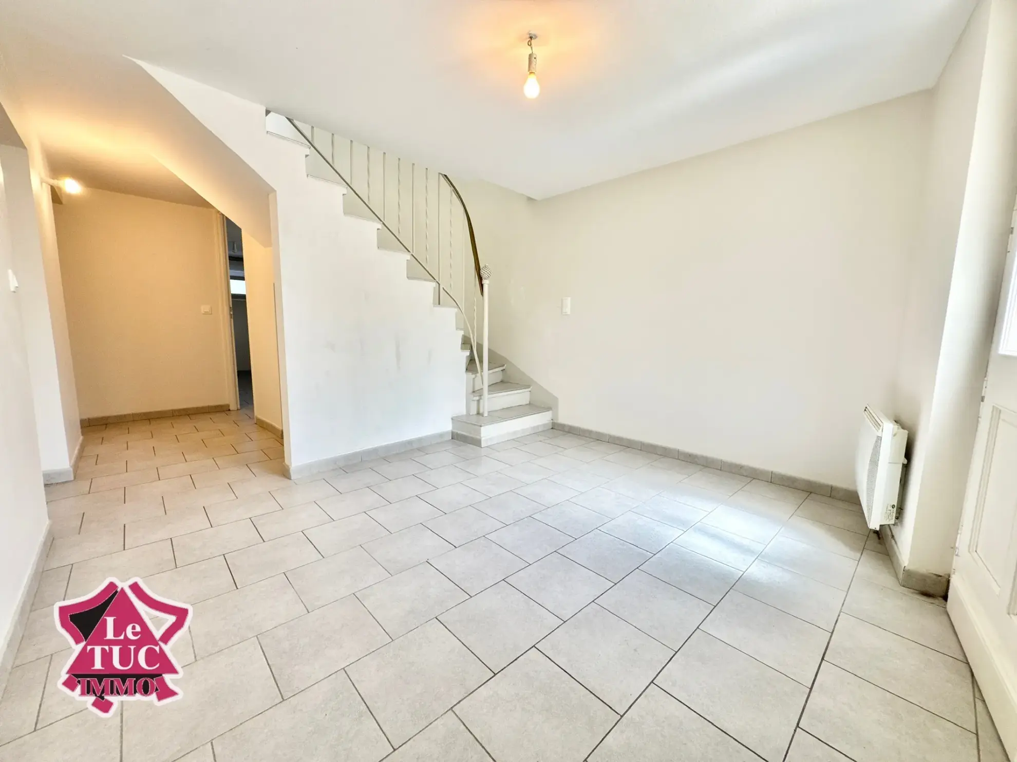 Maison en pierre dans un village médiéval de Pujols avec vue sur la vallée 