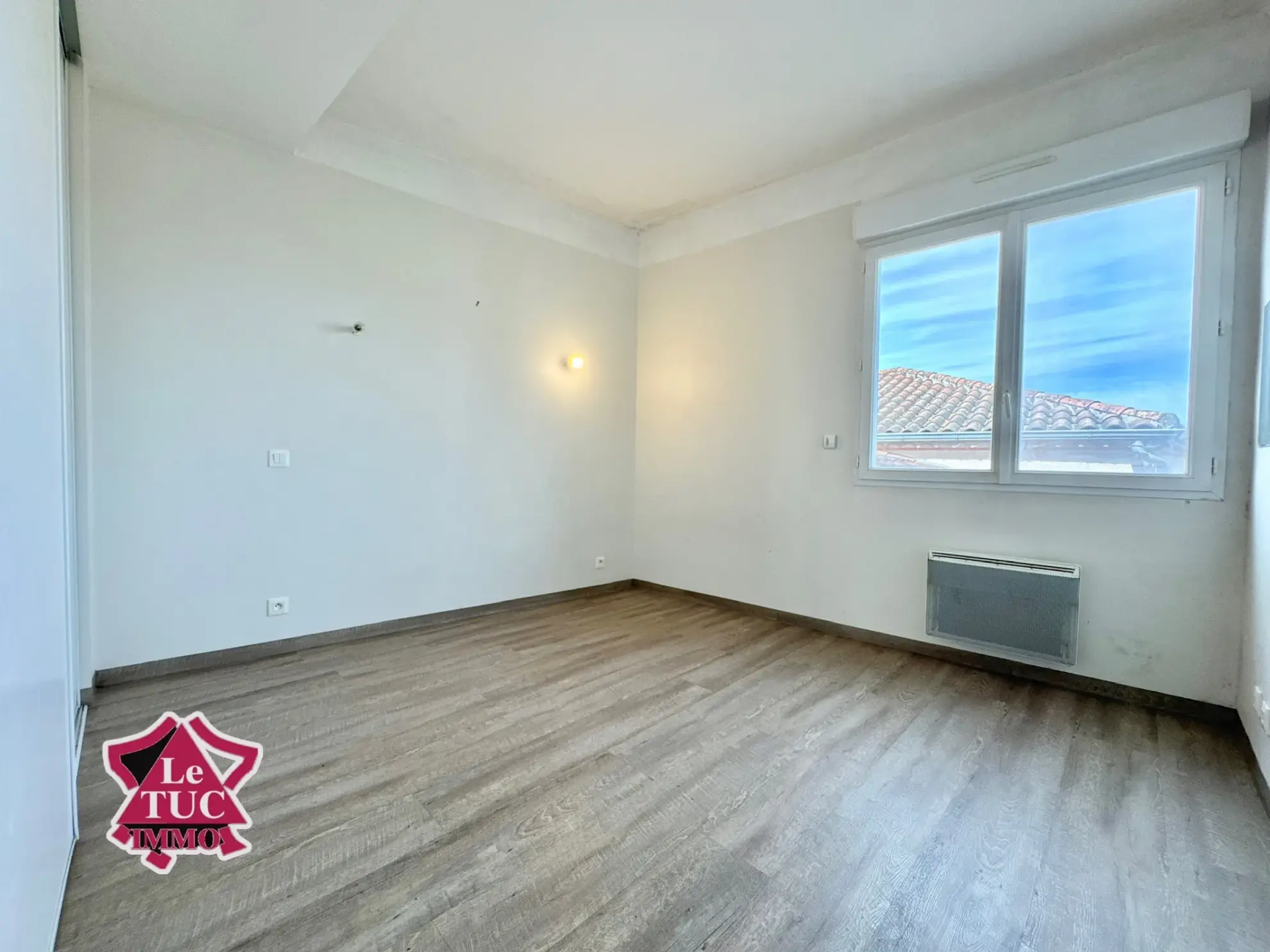 Maison en pierre dans un village médiéval de Pujols avec vue sur la vallée 