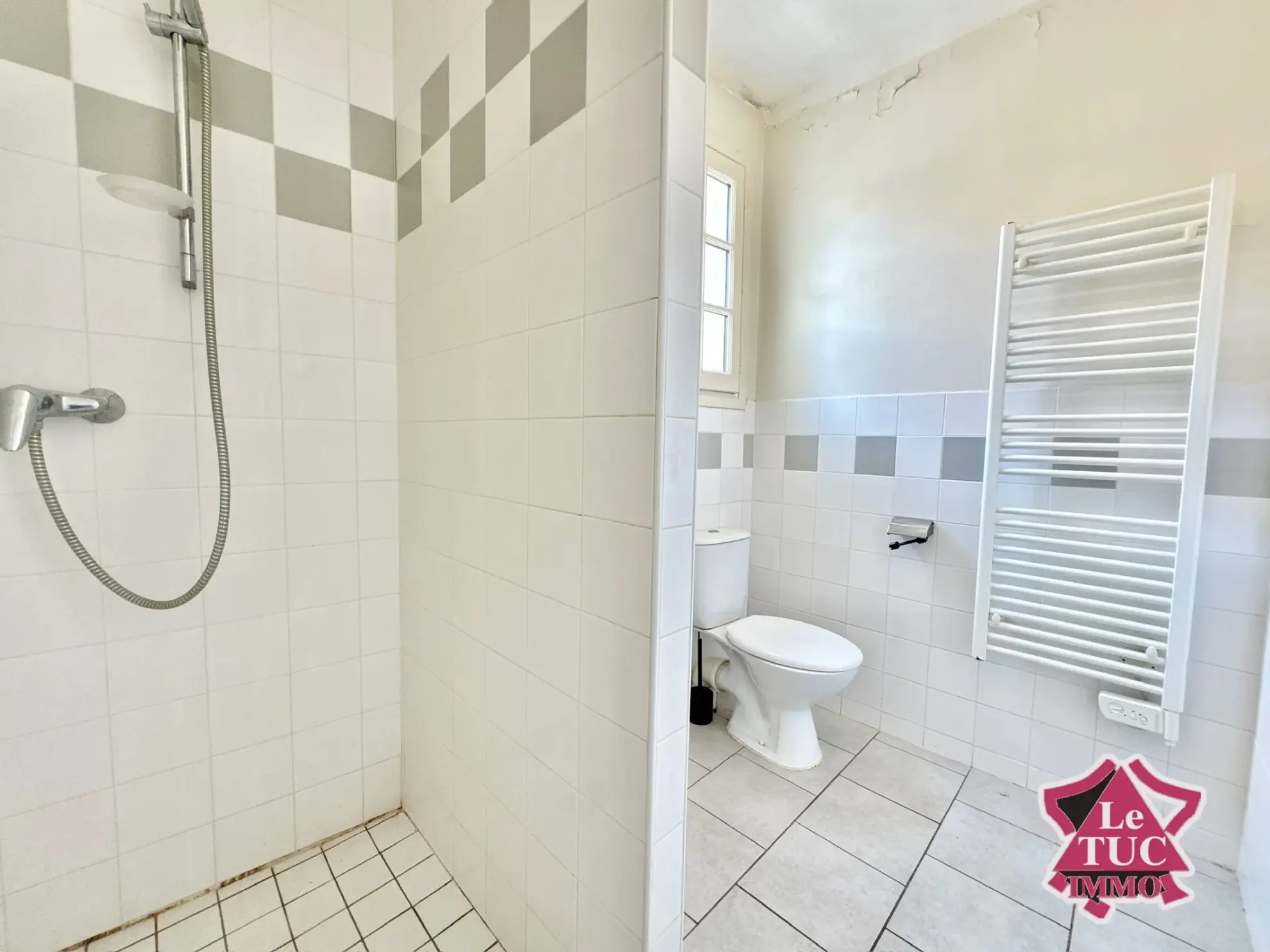 Maison en pierre dans un village médiéval de Pujols avec vue sur la vallée 