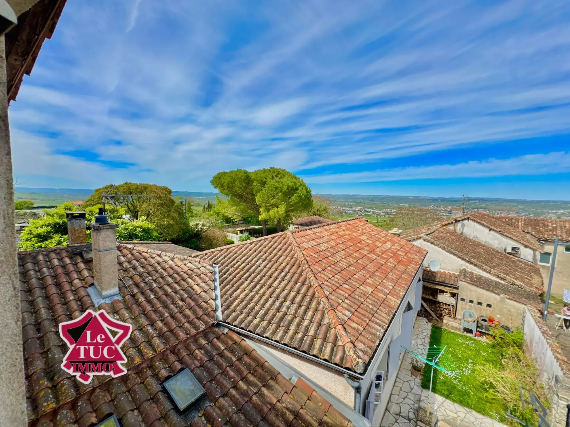 Maison en pierre dans un village médiéval de Pujols avec vue sur la vallée 
